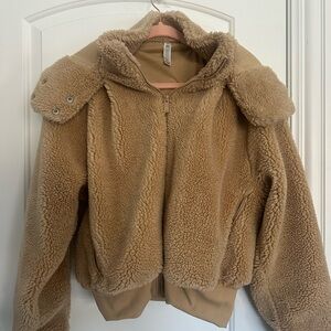 ALO Yoga Foxy Sherpa Jacket in Camel Beige